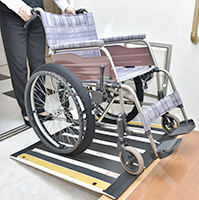 改善したポイント｜車椅子のタイヤカバー、折りたたみのスロープを用意